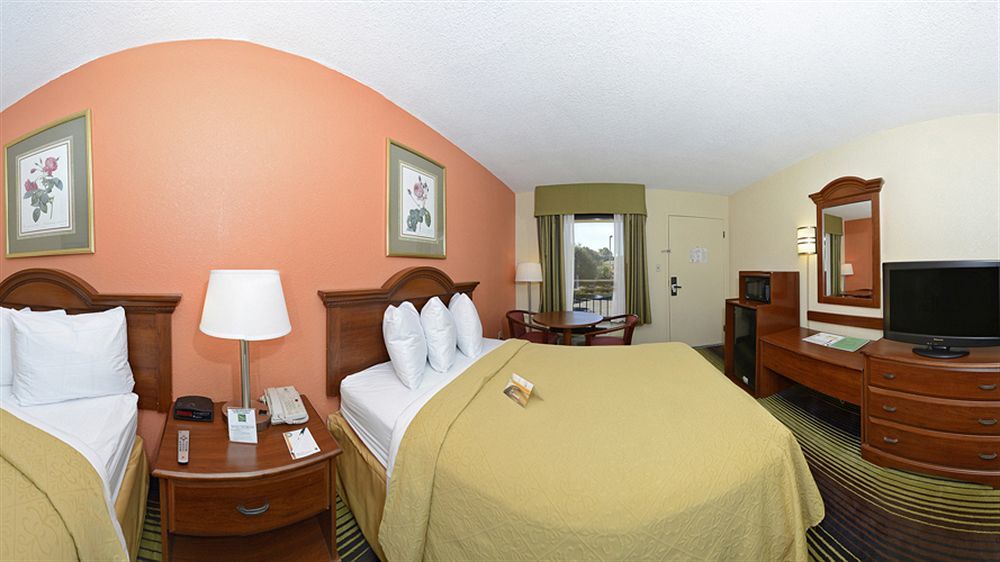 Quality University Inn 2*